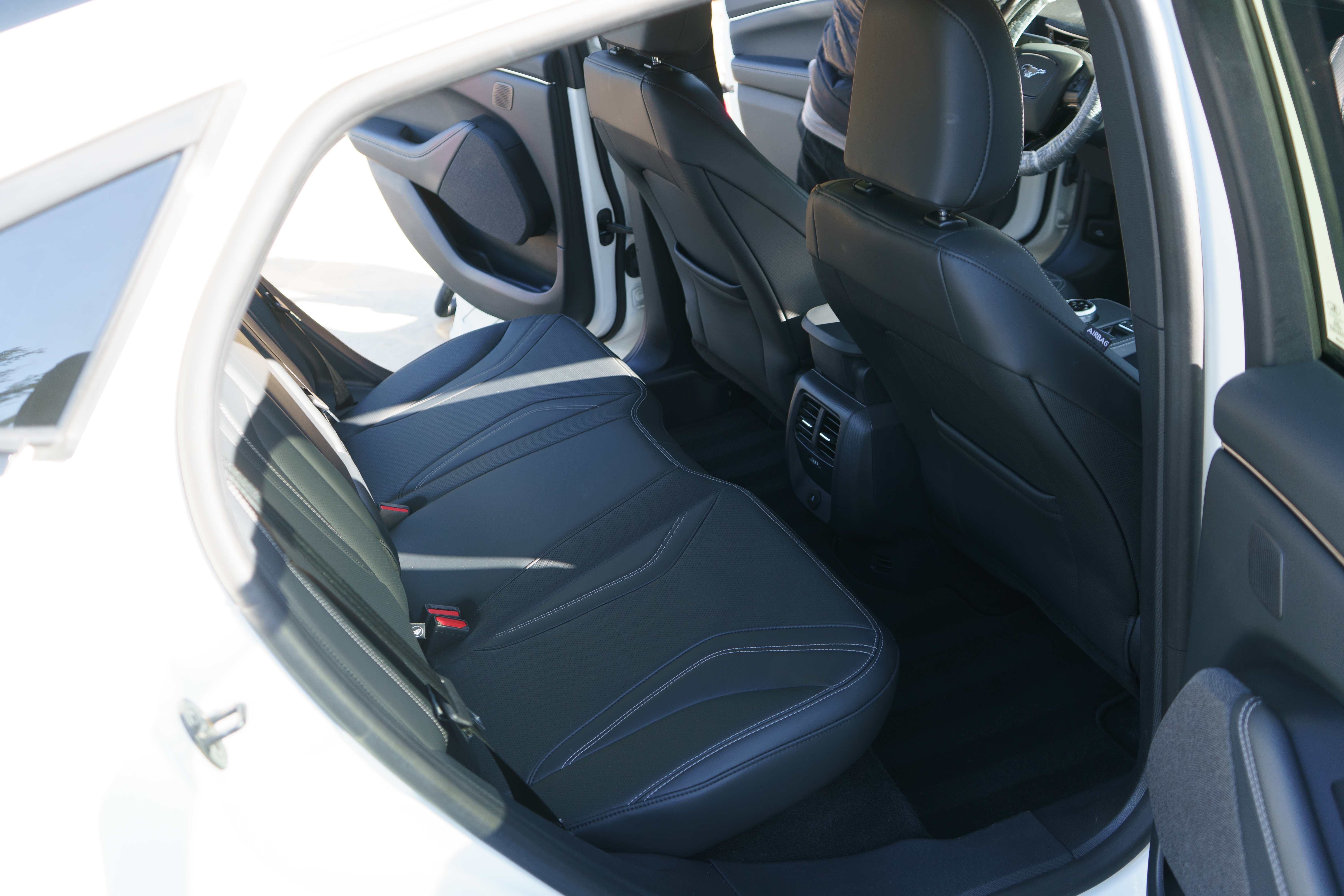 Detailed rear leather seats - spotless finish